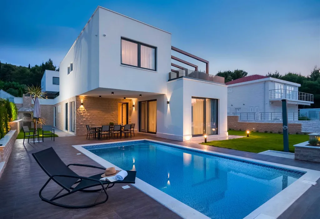 Modern Seaside Villa with Indoor and Outdoor Pools, Okrug Gornji