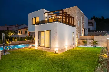 Modern Seaside Villa with Indoor and Outdoor Pools, Okrug Gornji