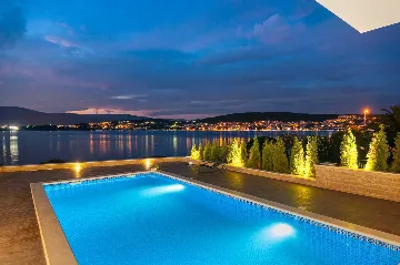 Modern Seaside Villa with Indoor and Outdoor Pools, Okrug Gornji