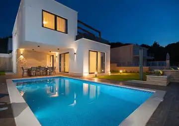Modern Seaside Villa with Indoor and Outdoor Pools, Okrug Gornji