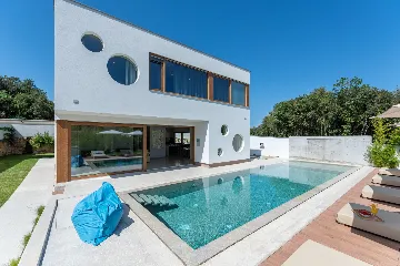 Modern Family Villa with Pool in Pula