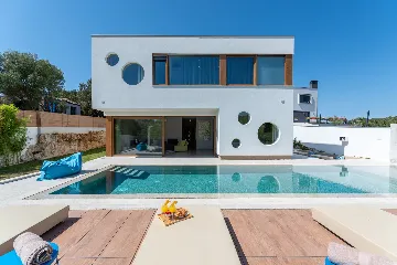 Modern Family Villa with Pool in Pula