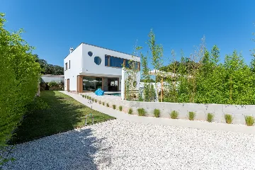 Modern Family Villa with Pool in Pula