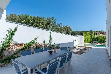 Modern Family Villa with Pool in Pula