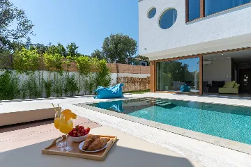 Modern Family Villa with Pool in Pula
