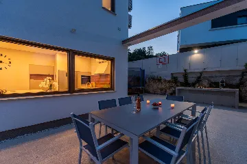 Modern Family Villa with Pool in Pula