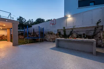 Modern Family Villa with Pool in Pula