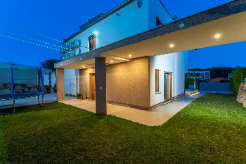 Modern Family Villa with Pool in Pula