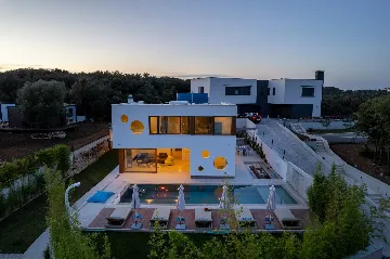 Modern Family Villa with Pool in Pula