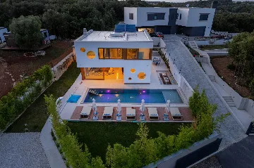 Modern Family Villa with Pool in Pula