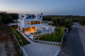 Modern Family Villa with Pool in Pula