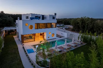 Modern Family Villa with Pool in Pula