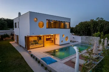 Modern Family Villa with Pool in Pula
