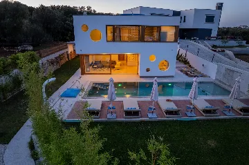 Modern Family Villa with Pool in Pula