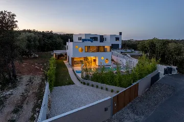 Modern Family Villa with Pool in Pula