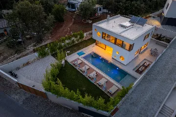 Modern Family Villa with Pool in Pula