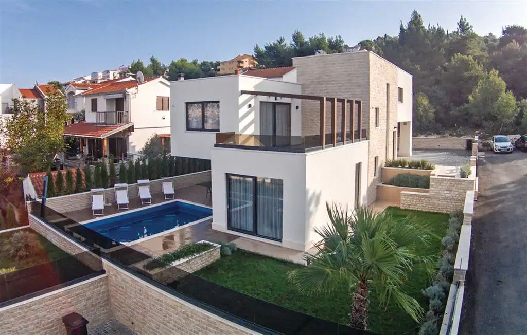 Six-Bedroom Villa with Heated Pool in Okrug Gornji