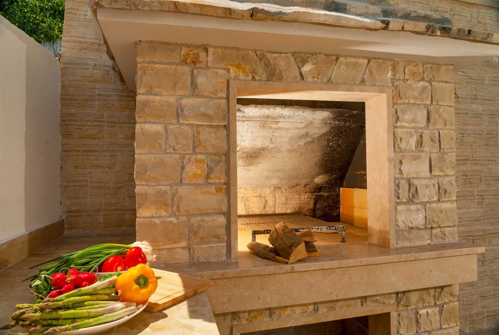 Six-Bedroom Villa with Heated Pool in Okrug Gornji