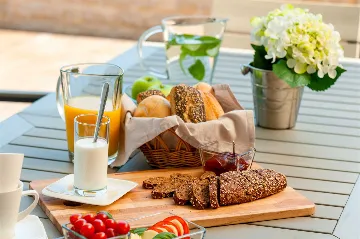 Six-Bedroom Villa with Heated Pool in Okrug Gornji