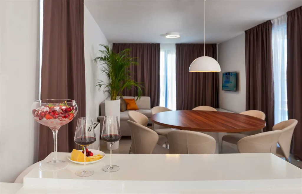 Six-Bedroom Villa with Heated Pool in Okrug Gornji