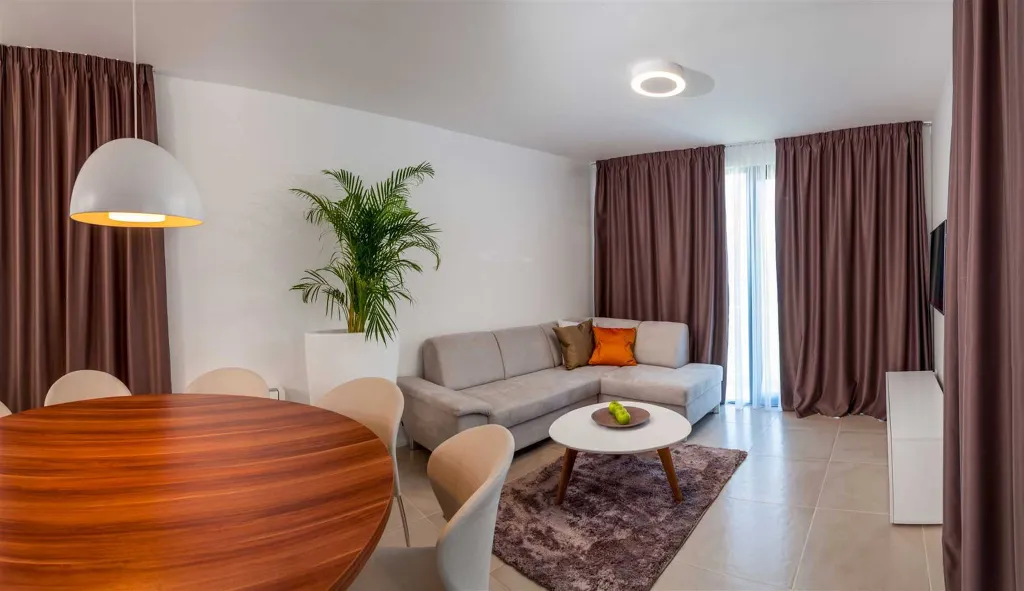 Six-Bedroom Villa with Heated Pool in Okrug Gornji