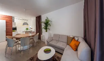 Six-Bedroom Villa with Heated Pool in Okrug Gornji