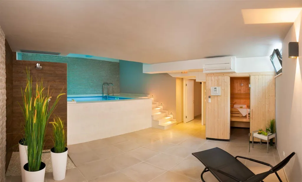 Six-Bedroom Villa with Heated Pool in Okrug Gornji