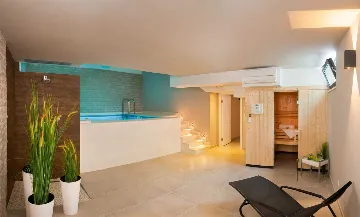 Six-Bedroom Villa with Heated Pool in Okrug Gornji