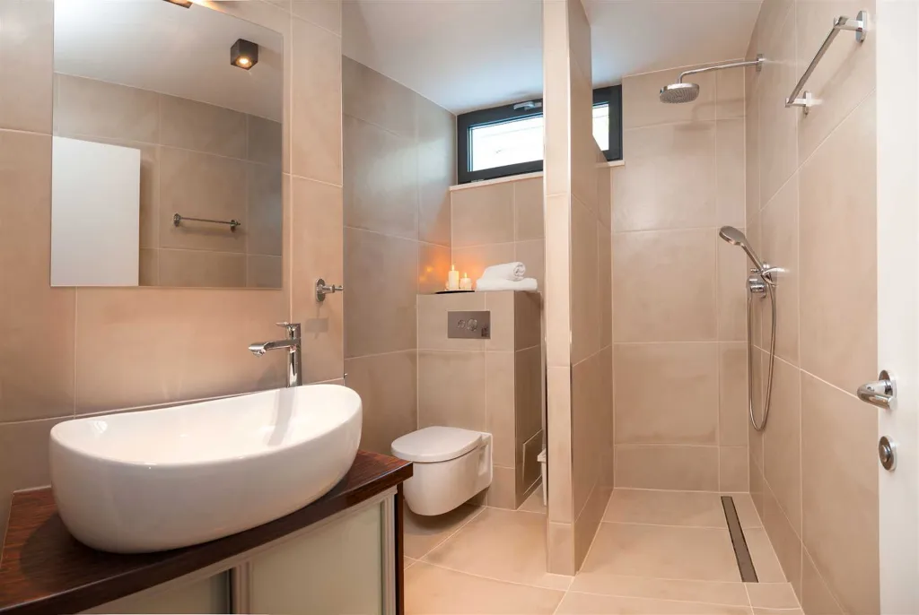 Six-Bedroom Villa with Heated Pool in Okrug Gornji