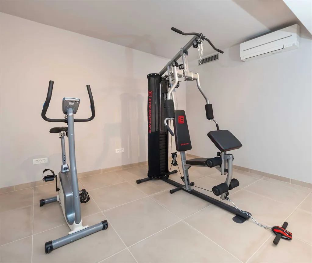 Six-Bedroom Villa with Heated Pool in Okrug Gornji