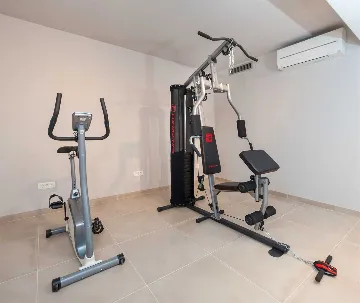 Six-Bedroom Villa with Heated Pool in Okrug Gornji