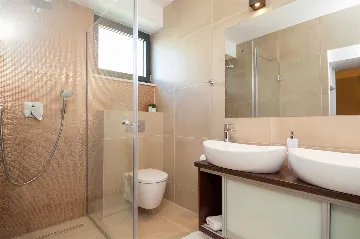 Six-Bedroom Villa with Heated Pool in Okrug Gornji