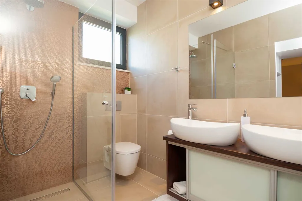 Six-Bedroom Villa with Heated Pool in Okrug Gornji