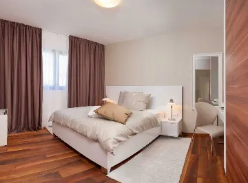 Six-Bedroom Villa with Heated Pool in Okrug Gornji