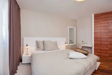 Six-Bedroom Villa with Heated Pool in Okrug Gornji