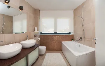 Six-Bedroom Villa with Heated Pool in Okrug Gornji