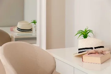 Six-Bedroom Villa with Heated Pool in Okrug Gornji