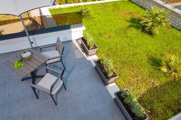 Six-Bedroom Villa with Heated Pool in Okrug Gornji