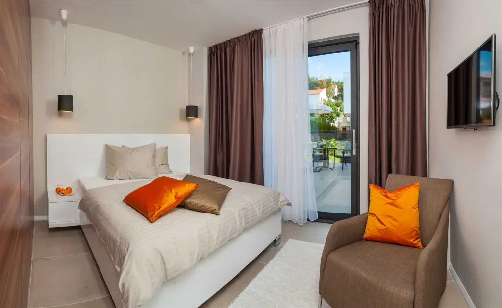 Six-Bedroom Villa with Heated Pool in Okrug Gornji