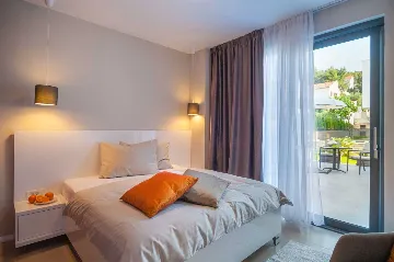 Six-Bedroom Villa with Heated Pool in Okrug Gornji