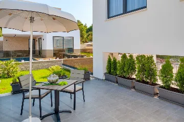 Six-Bedroom Villa with Heated Pool in Okrug Gornji