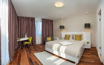 Six-Bedroom Villa with Heated Pool in Okrug Gornji