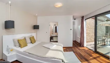 Six-Bedroom Villa with Heated Pool in Okrug Gornji