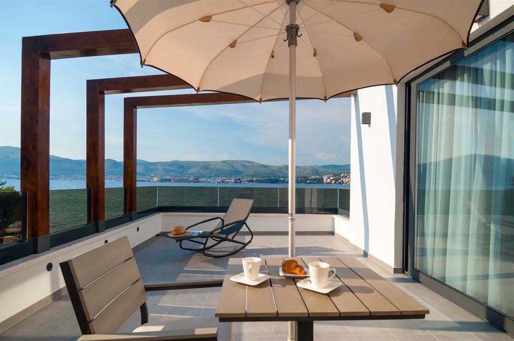 Six-Bedroom Villa with Heated Pool in Okrug Gornji