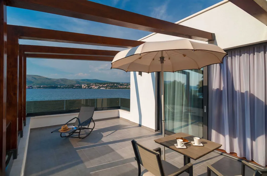 Six-Bedroom Villa with Heated Pool in Okrug Gornji