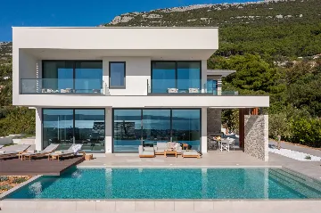Contemporary 5-Bedroom Villa with Pool in Kaštel Stari