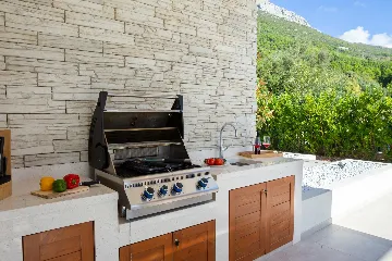Contemporary 5-Bedroom Villa with Pool in Kaštel Stari