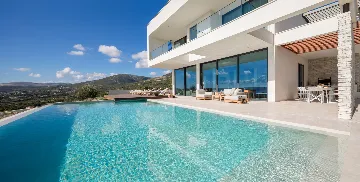 Contemporary 5-Bedroom Villa with Pool in Kaštel Stari