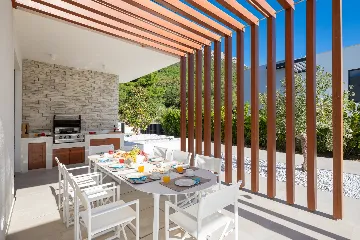 Contemporary 5-Bedroom Villa with Pool in Kaštel Stari