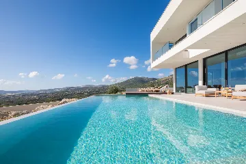 Contemporary 5-Bedroom Villa with Pool in Kaštel Stari